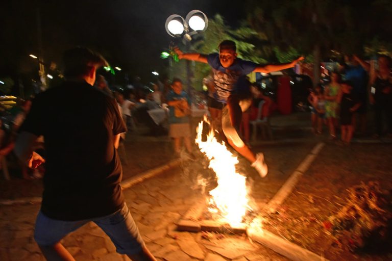 Αναβίωση του εθίμου του κλήδονα «Να πηδήσω στη φωτιά μη με πιάσει αρρώστια»