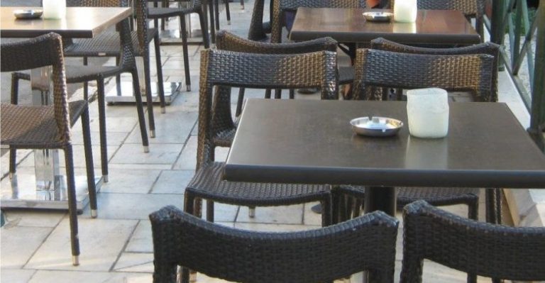 «Όχι» στο νέο χαράτσι που βάζει ο Δήμος στα μαγαζιά για τους κοινόχρηστους χώρους.
