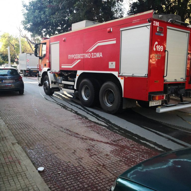 Πυρκαγιά σε διαμέρισμα στην Ηλιούπολη: Ηλικιωμένη γυναίκα με αναπνευστικά προβλήματα διακομίσθηκε στο νοσοκομείο