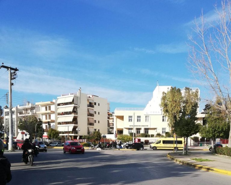Αυτοκίνητο καρφώνεται σε κολώνα στη διαχωριστική νησίδα της Μαρίνου Αντύπα στην πλατεία Π.Π. Γερμανού (ΙΚΑ) στην Ηλιούπολη.