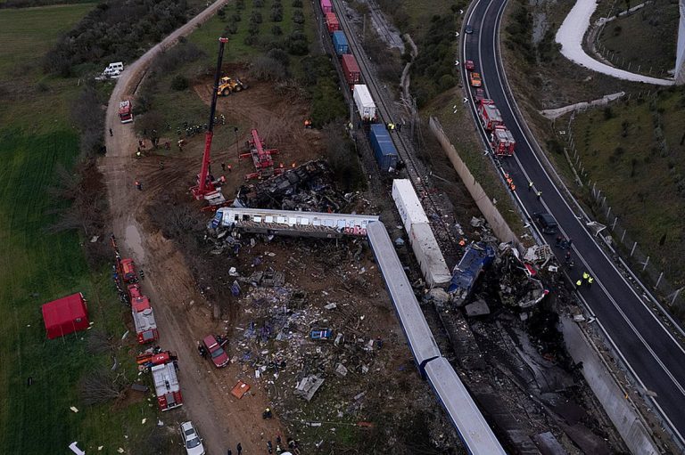 Παραιτείται ο Υπουργός Μεταφορών