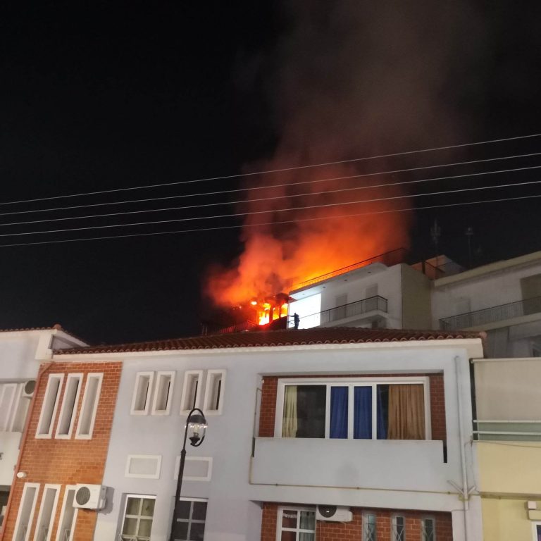 Στις φλόγες ταράτσα πολυκατοικίας Στην Αγία Μαρίνα στην Ηλιούπολη