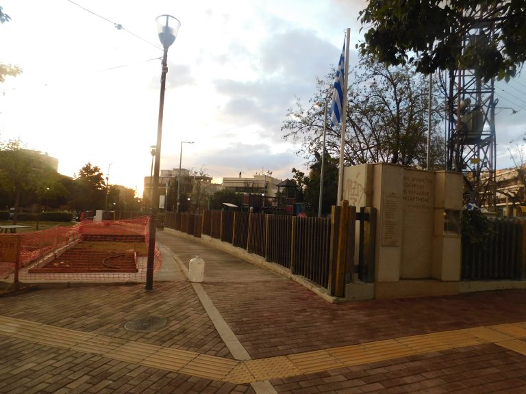 Νέα γκάφα της δημοτικής αρχής στην Αγία Μαρίνα: Στήνουν οικίσκο ανακύκλωσης δίπλα στο Μνημείο της πλατείας Ανεξαρτησίας στην Αγία Μαρίνα.