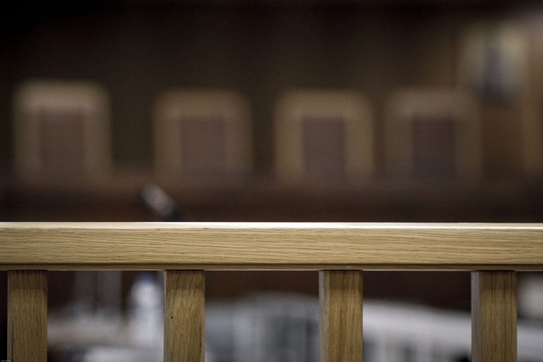 Ελεύθερη  με περιοριστικούς όρους η γυναίκα που έκανε κλοπές με τη μέθοδο της… αγκαλίτσας σε Ηλιούπολη Άλιμο Γλυφάδα