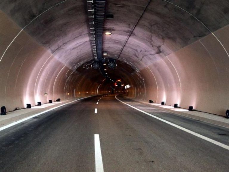 Σήραγγα Ηλιούπολης σημαντικό έργο υποδομής στην περιοχή της Αττικής κόστους 450 εκ. ευρώ.