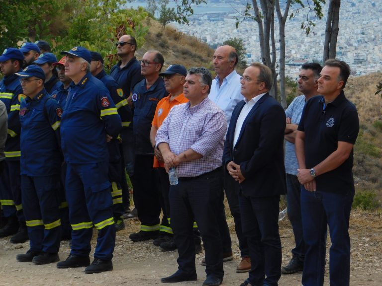 Τρισάγιο στη Μνήμη των Πυροσβεστών που έπεσαν στην πυρκαγιά στον Καρέα, στις 22-7-1998