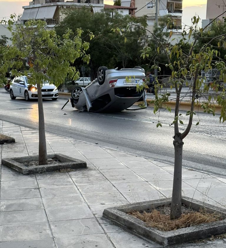 Σοβαρό Τροχαίο στην Ηλιούπολη: Αυτοκίνητο Αναποδογύρισε στην Πλατεία Πλαστήρα